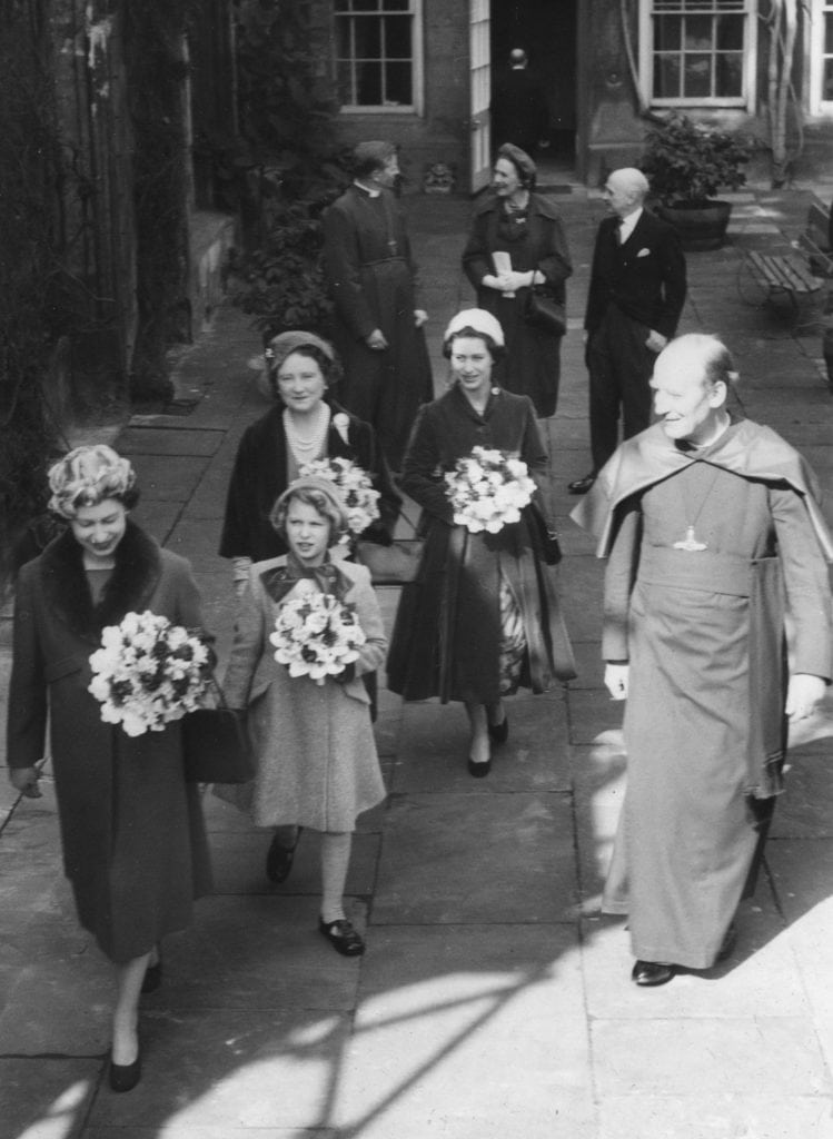 Image of Queen Elizabeth II leaving the Deanery with her family